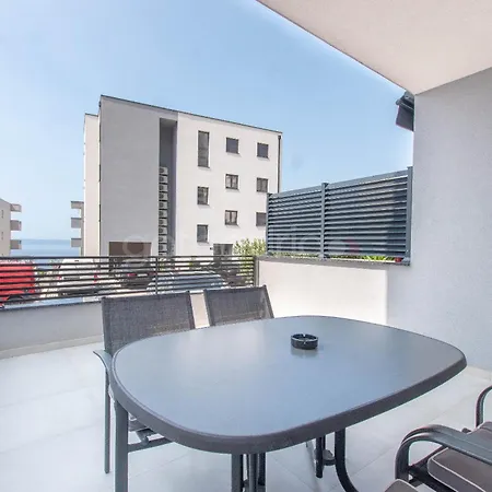 Spacious Rosa * Makarska