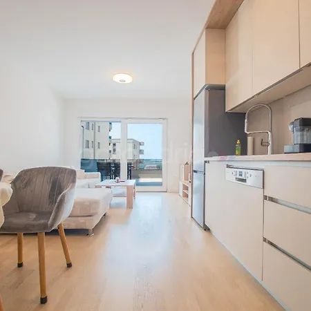 Spacious Rosa Apartman Makarska